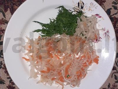 Vitaminų salotos su raugintais kopūstais, wakame ir agurkais Žingsnis 2