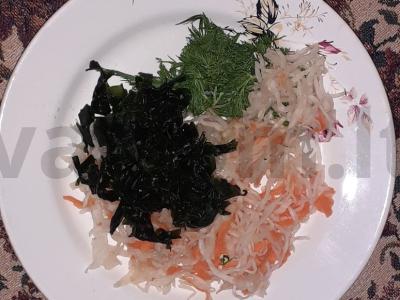 Vitaminų salotos su raugintais kopūstais, wakame ir agurkais Žingsnis 4