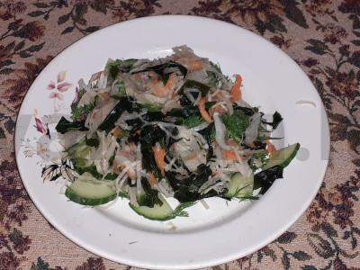 Vitaminų salotos su raugintais kopūstais, wakame ir agurkais Žingsnis 5