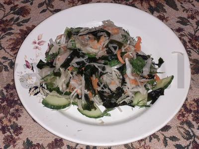 Vitaminų salotos su raugintais kopūstais, wakame ir agurkais pagrindine nuotrauka