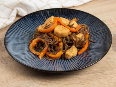 Kepta soba su kimči padažu pagrindine nuotrauka