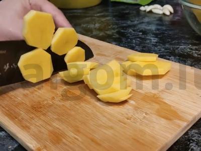 Aromatinga vištiena orkaitėje su bulvėmis ir svogūnais Žingsnis 1