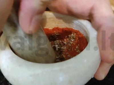 Aromatinga vištiena orkaitėje su bulvėmis ir svogūnais Žingsnis 2