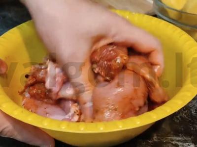 Aromatinga vištiena orkaitėje su bulvėmis ir svogūnais Žingsnis 3