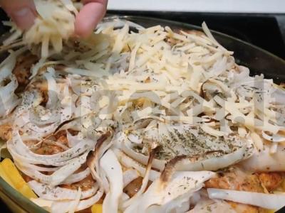 Aromatinga vištiena orkaitėje su bulvėmis ir svogūnais Žingsnis 5