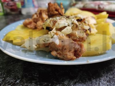 Aromatinga vištiena orkaitėje su bulvėmis ir svogūnais pagrindine nuotrauka