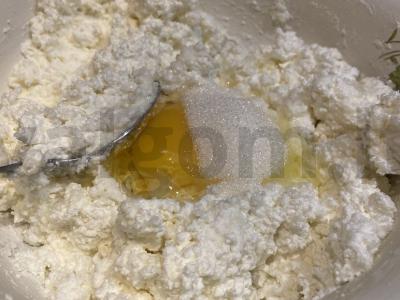 Naminiai sūrio pyragėliai su sultenėmis ant augalinio aliejaus Žingsnis 1