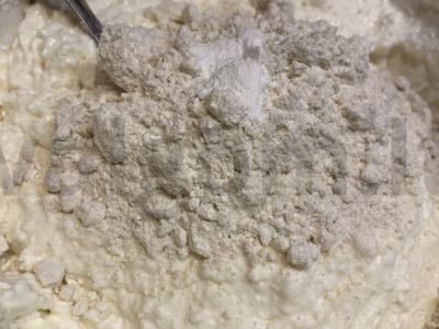 Naminiai sūrio pyragėliai su sultenėmis ant augalinio aliejaus Žingsnis 2