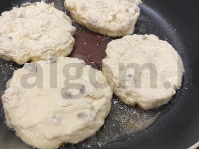 Naminiai sūrio pyragėliai su sultenėmis ant augalinio aliejaus Žingsnis 4