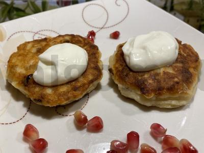 Naminiai sūrio pyragėliai su sultenėmis ant augalinio aliejaus pagrindine nuotrauka