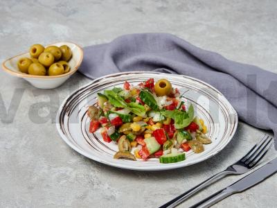 Salotos su kukurūzais ir alyvuogėmis pagrindine nuotrauka