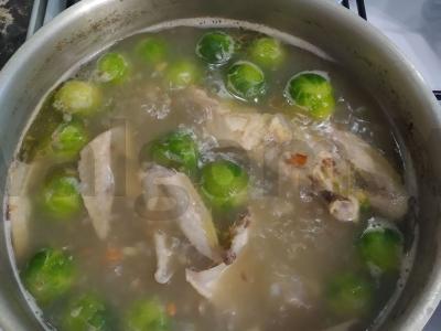 Vištienos kaulų sriuba pagrindine nuotrauka