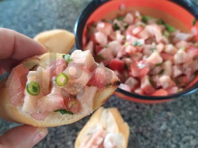 Brusketos su raudona žuvimi šventiniam stalui pagrindine nuotrauka