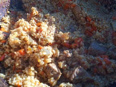 Pilafas ant atviros ugnies puode pagrindine nuotrauka