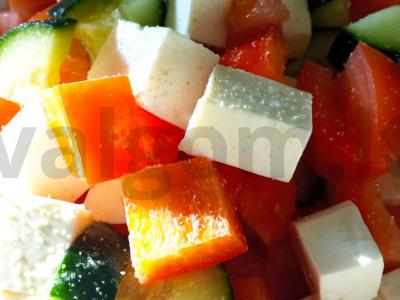 Graikiškos salotos su fetos sūriu be svogūnų pagrindine nuotrauka