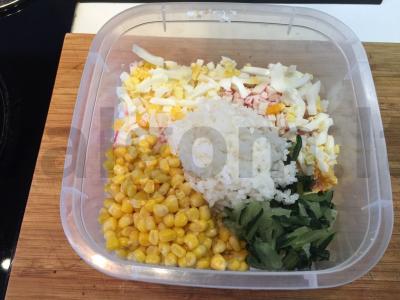 Salotos su krabų lazdelėmis ir baltaisiais kopūstais Žingsnis 4