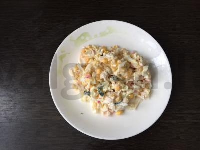 Salotos su krabų lazdelėmis ir baltaisiais kopūstais pagrindine nuotrauka