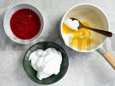Pieno pudingas su kiaušiniais ir spanguolių padažu Žingsnis 3