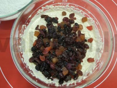 Skanus varškės tešlos pyragas su džiovintais vaisiais Žingsnis 3