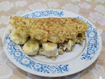 Saldus avižinių dribsnių blynas su varške ir bananais pagrindine nuotrauka