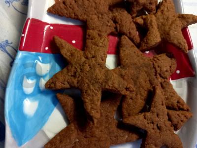 Naminiai cinamono sausainiai pagrindine nuotrauka