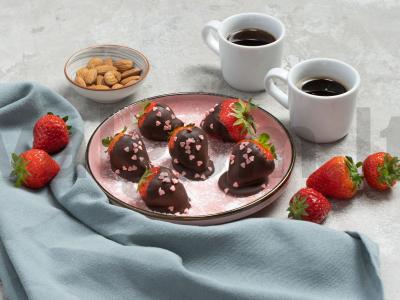 Vasario 14 d. braškės su šokoladu pagrindine nuotrauka