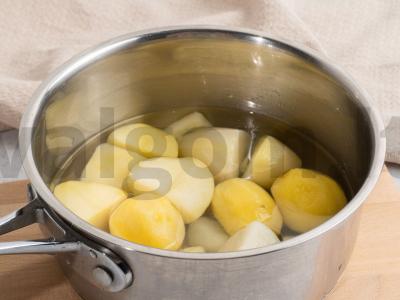 Kepta bulvių košė su kiaušiniu ir grietine Žingsnis 1