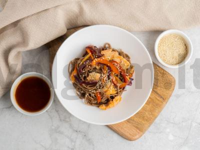 Soba su lašiša, daržovėmis ir saldžiarūgščiu padažu Žingsnis 4