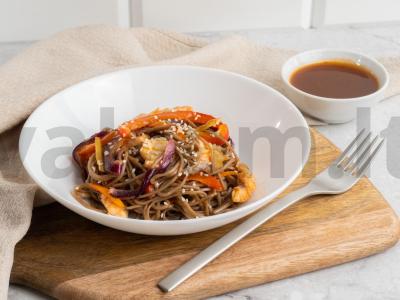 Soba su lašiša, daržovėmis ir saldžiarūgščiu padažu pagrindine nuotrauka