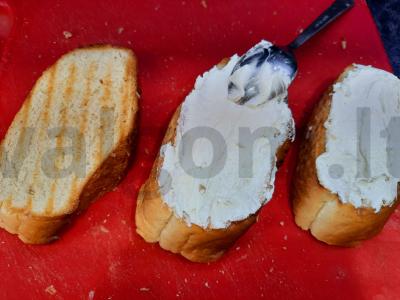 Brusketos su česnakais ir rikota Žingsnis 4