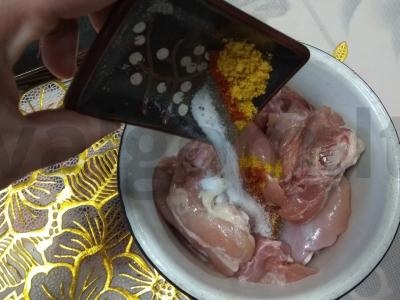 Su vištiena ir prieskoniais keptos bulvės Žingsnis 4