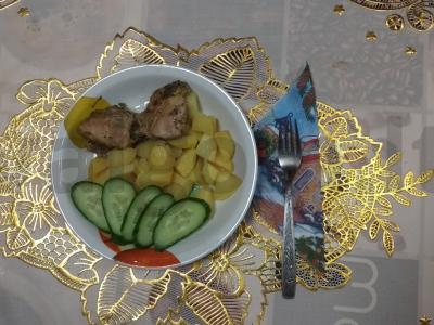 Su vištiena ir prieskoniais keptos bulvės pagrindine nuotrauka