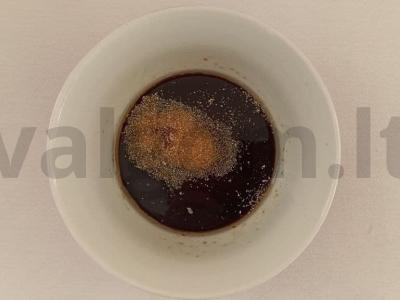 Žemės riešutai česnakų ir sojų padažo glazūroje Žingsnis 1