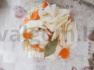 Paprasti marinuoti kopūstai pagrindine nuotrauka