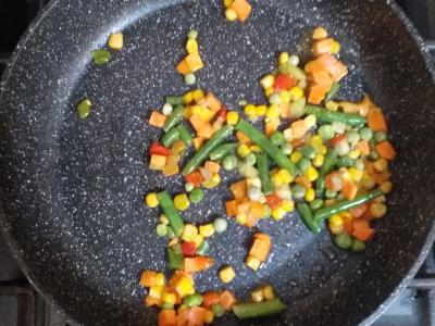 Sultingas omletas su daržovėmis keptuvėje Žingsnis 1