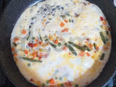 Sultingas omletas su daržovėmis keptuvėje Žingsnis 4