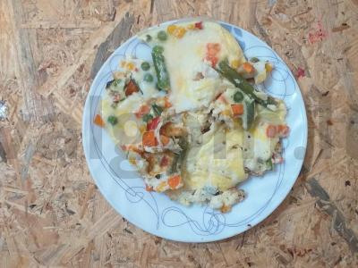 Sultingas omletas su daržovėmis keptuvėje pagrindine nuotrauka