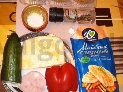 Krepšeliai su sūriu, agurkais ir kumpiu Žingsnis 1