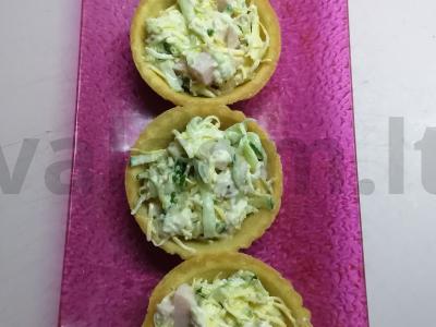 Krepšeliai su sūriu, agurkais ir kumpiu pagrindine nuotrauka