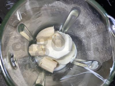 Kreminis kokteilis su žemės riešutų pasta ir bananais Žingsnis 1