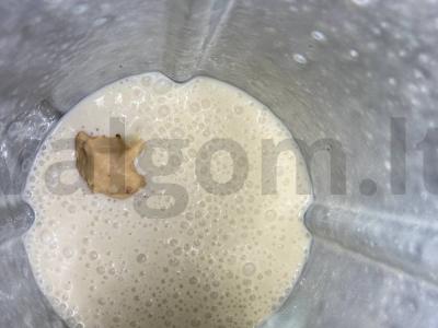 Kreminis kokteilis su žemės riešutų pasta ir bananais Žingsnis 2