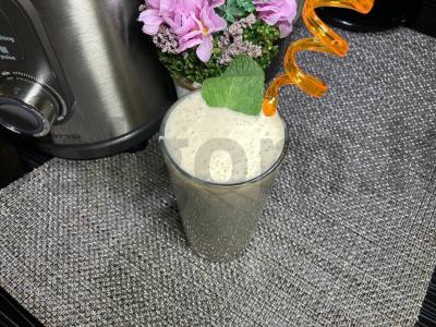 Kreminis kokteilis su žemės riešutų pasta ir bananais pagrindine nuotrauka