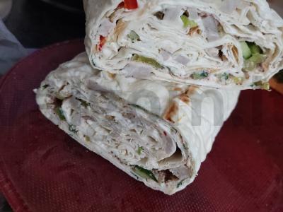 Lavašas su varške ir adžika su kumpio įdaru pagrindine nuotrauka