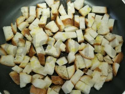 Lengvos Cezario salotos su sūdyta raudona žuvimi Žingsnis 1