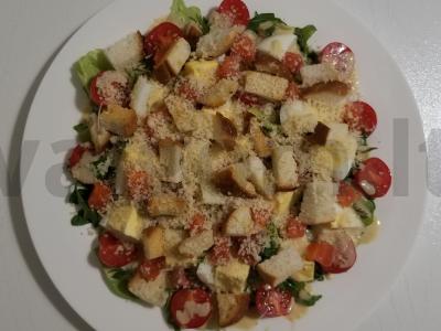 Lengvos Cezario salotos su sūdyta raudona žuvimi pagrindine nuotrauka