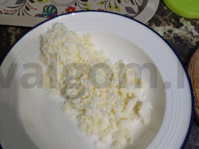Pica su lydytu sūriu ir dešrelėmis keptuvėje Žingsnis 6