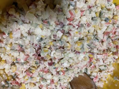 Salotos su krabų lazdelėmis "Krabuška" pagrindine nuotrauka