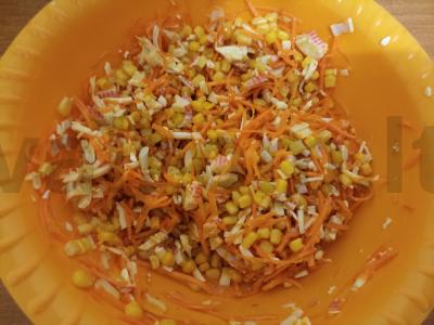 Švelnios salotos su lydytu sūriu ir korėjietiškomis morkomis Žingsnis 3