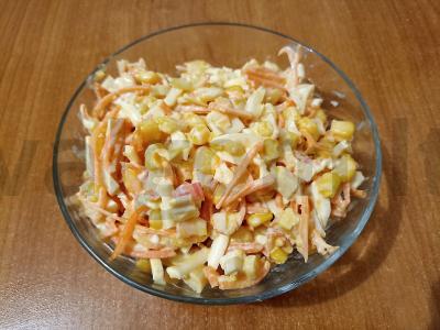 Švelnios salotos su lydytu sūriu ir korėjietiškomis morkomis pagrindine nuotrauka