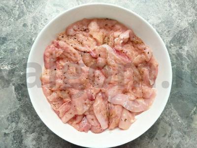 Švelni vištienos filė, kepta grietinės padaže su grybais Žingsnis 1
